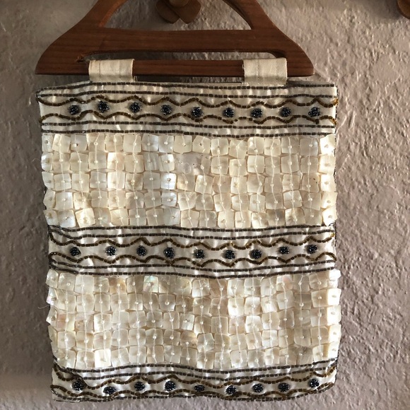 Shell Detailed Handbag w/ Wood Handles - Picture 6 of 7